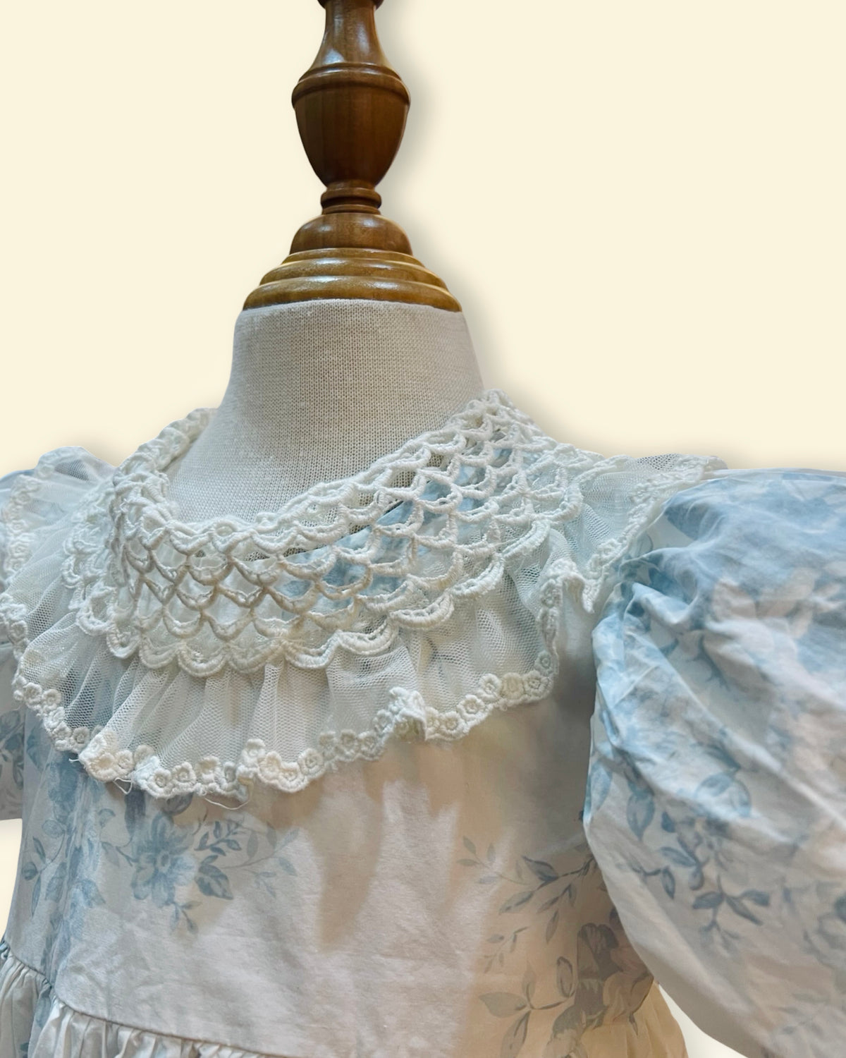 ANNE SHIRLEY - Vintage Blue Floral Puff Sleeve Lace Collar Dress